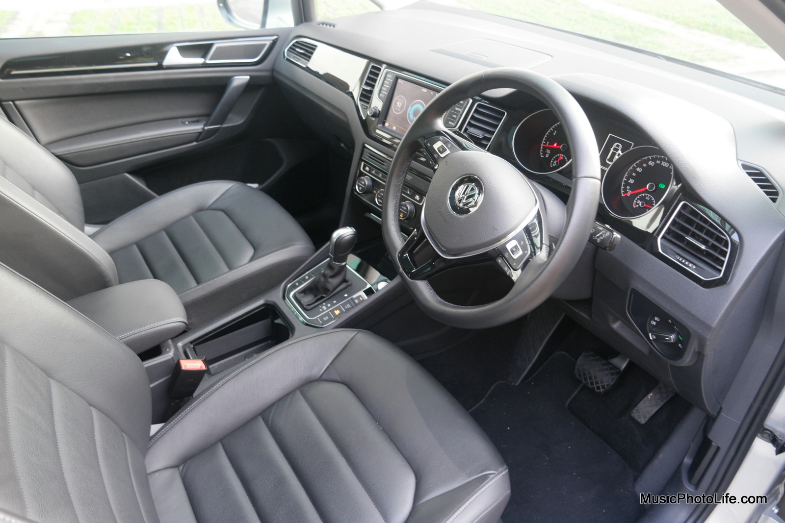 Volkswagen Sportsvan front seats