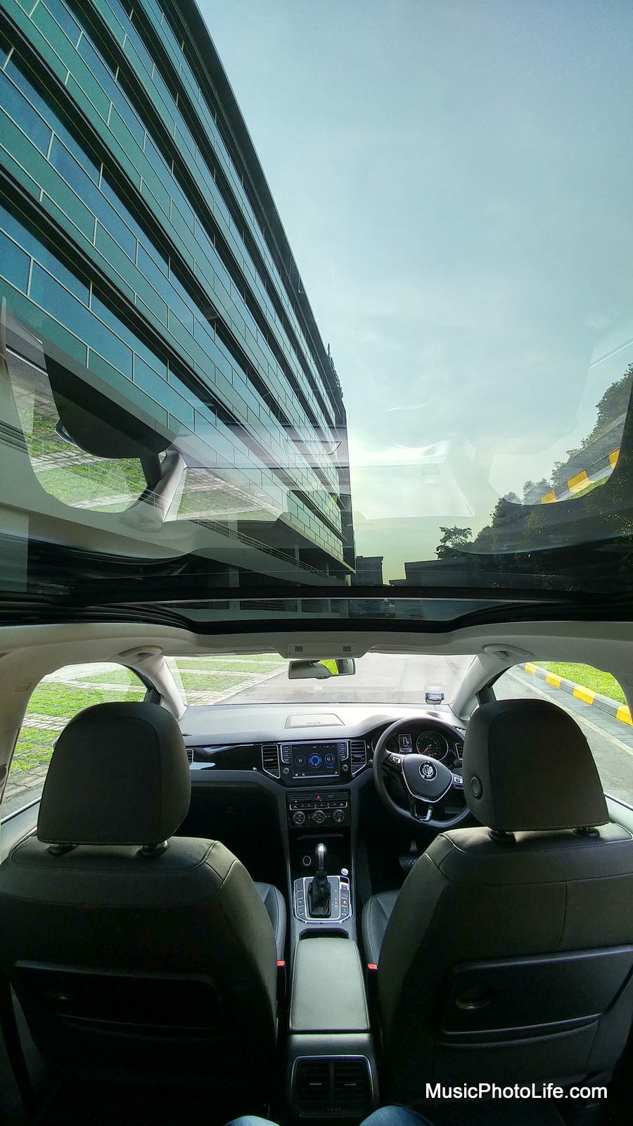 Volkswagen Saportsvan sunroof panoramic view