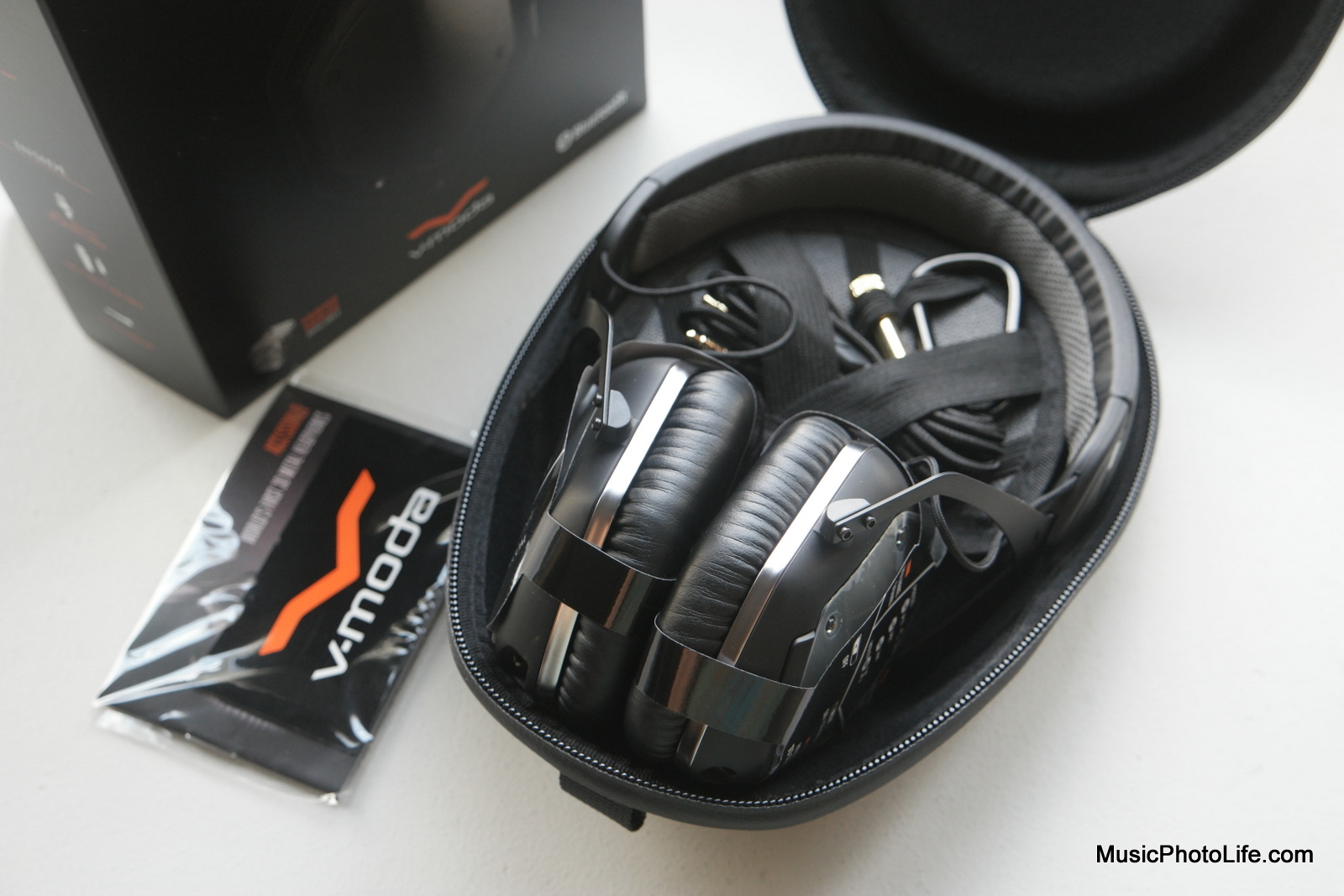 V-MODA Crossfade Wireless in carry case