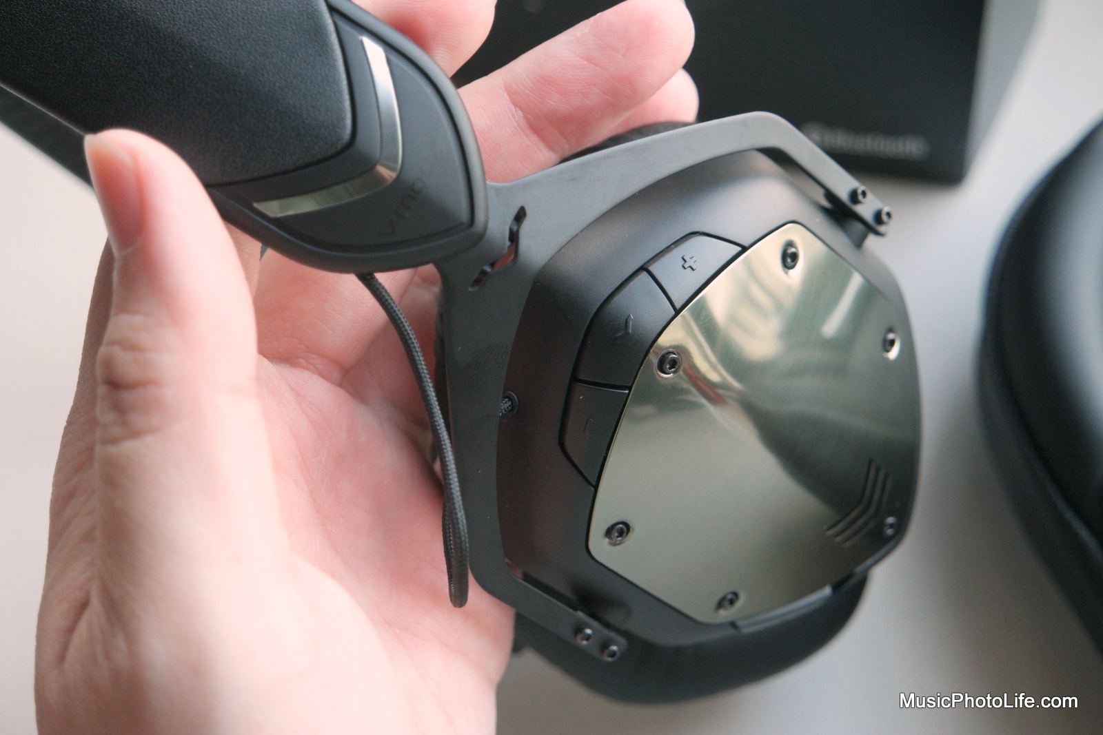 V-MODA Crossfade Wireless controls