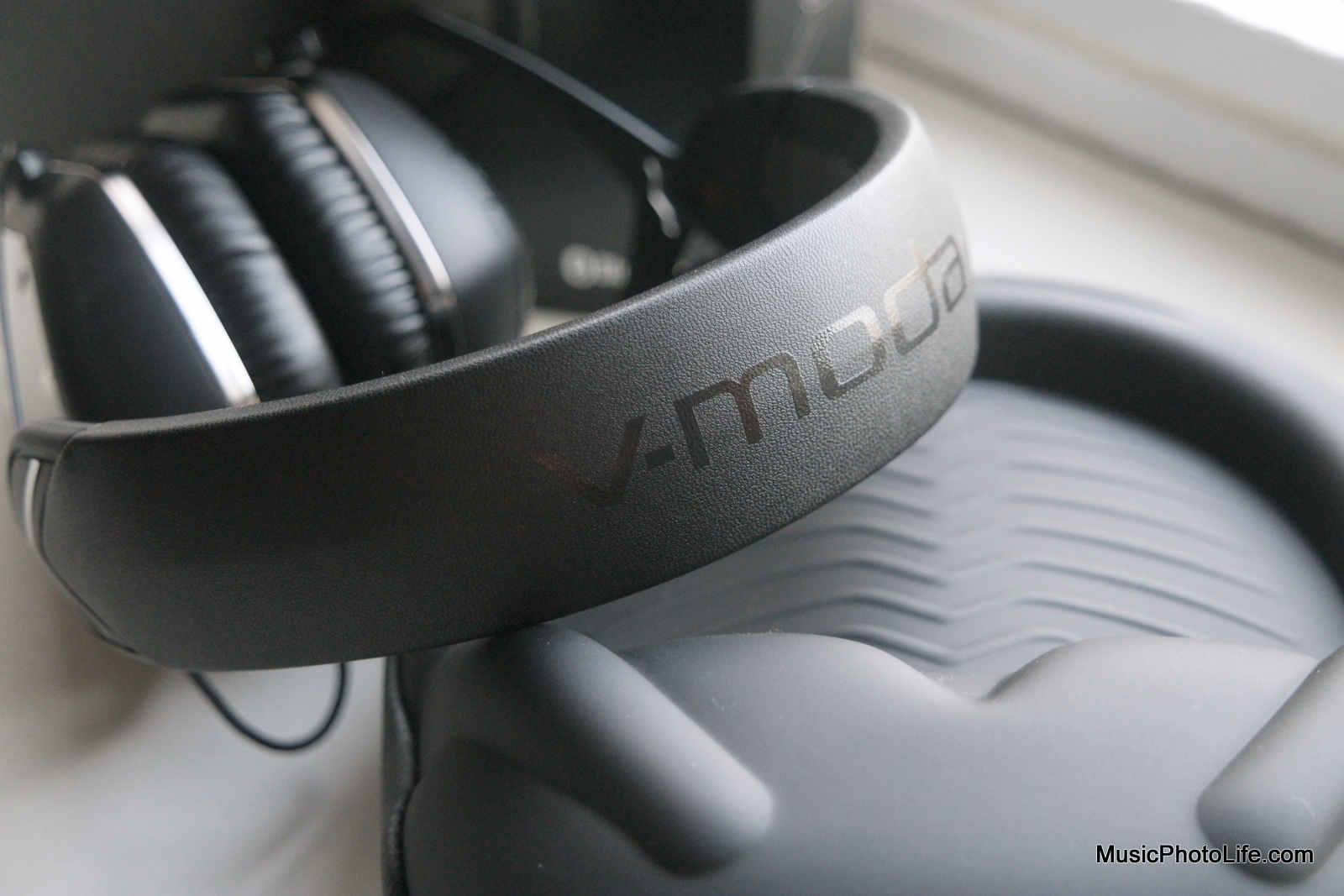 V-MODA Crossfade Wireless headband