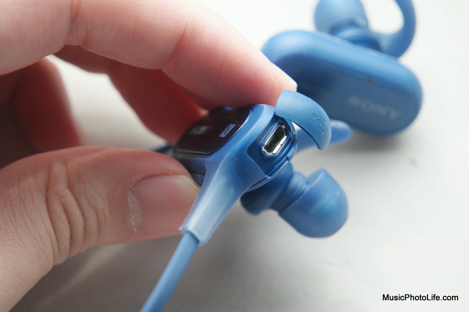 Sony MDR-XB50BS USB port - review by musicphotolife.com