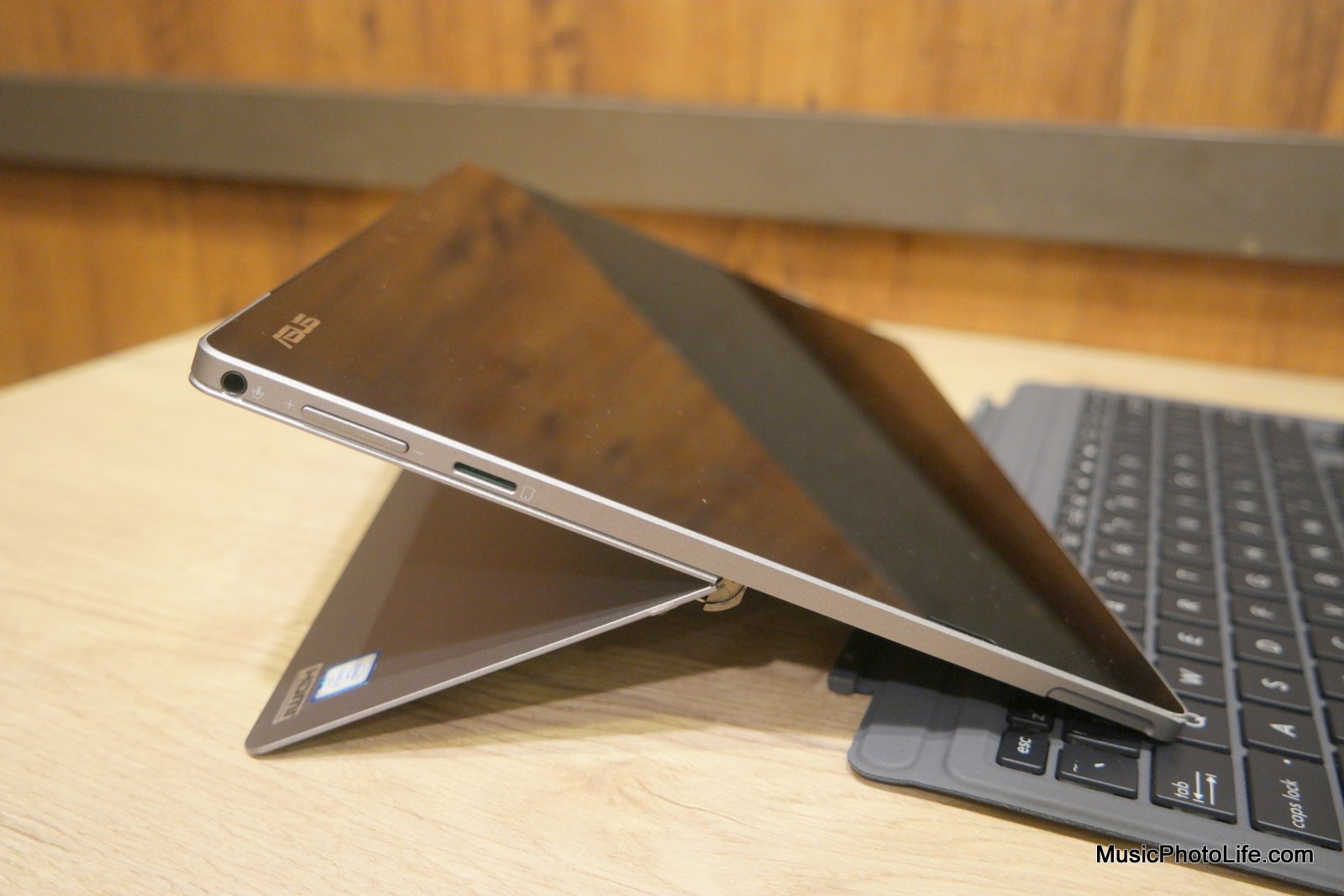 ASUS Transformer 3 Pro kickstand, review by Singapore gadget reviewer Chester Tan