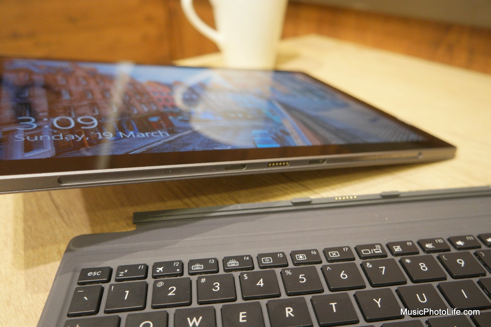 ASUS Transformer 3 Pro keyboard connector details, review by musicphotolife.com
