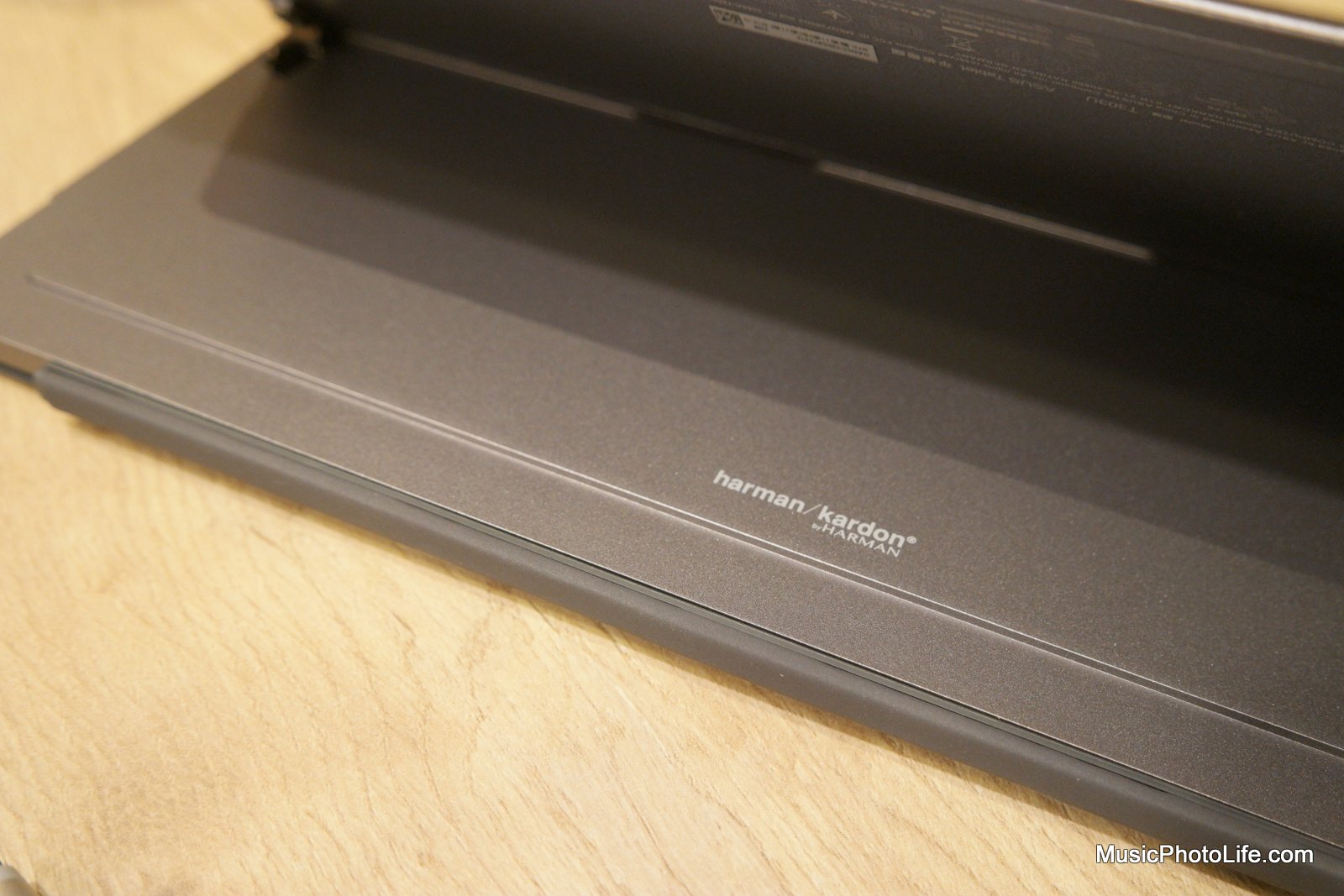 ASUS Transformer 3 Pro kickstand with Harman Kardon logo, review by musicphotolife.com