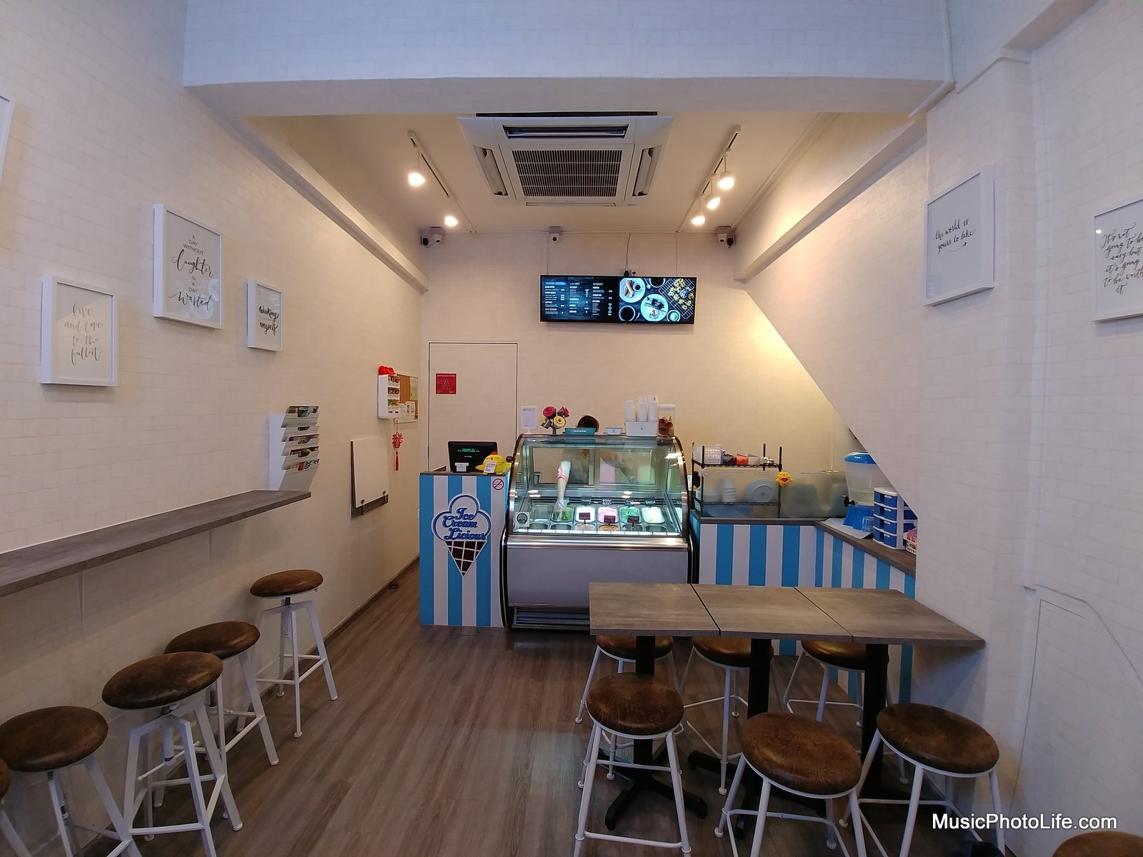 LG G6 wide angle photo at Ice Creamlicious