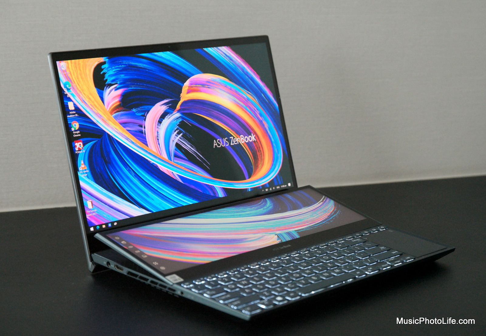 ASUS_Zenbook_UX582_2.jpg