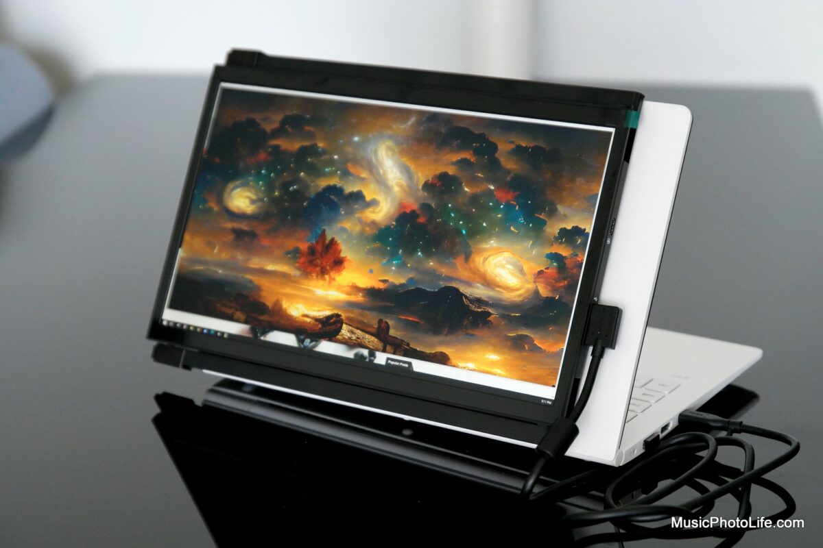 Mobile Pixels DUEX Plus portable laptop monitor review by Chester Tan, Singapore tech blogger
