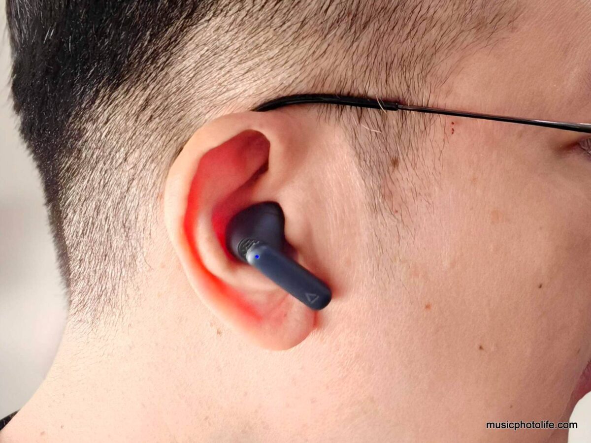 Creative Aurvana Ace Mimi on my ears