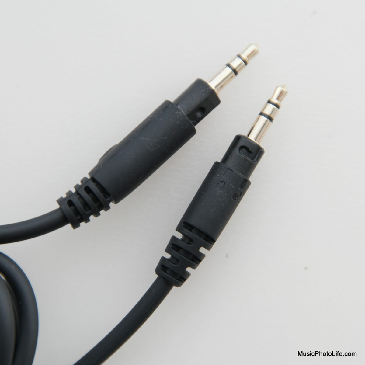 OneOdio Studio Max 2 - special grooves to lock the cables