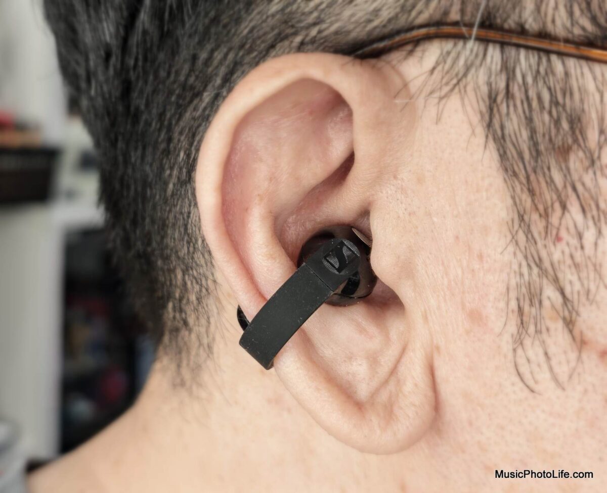 Sennheiser ACCENTUM Clip wearing on ears