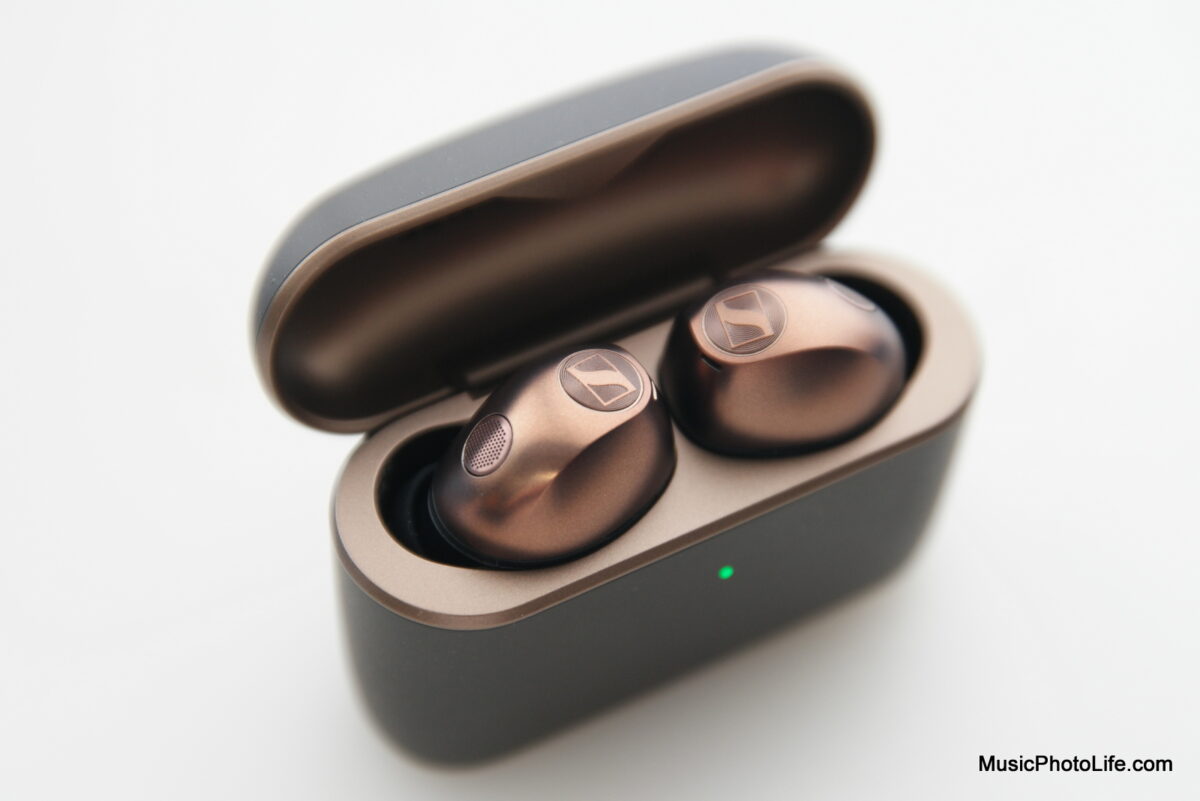 Sennheiseser MOMENTUM True Wireless 5 - closeup