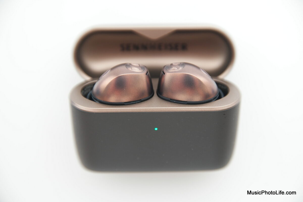 Sennheiseser MOMENTUM True Wireless 5 - case and earbuds front view