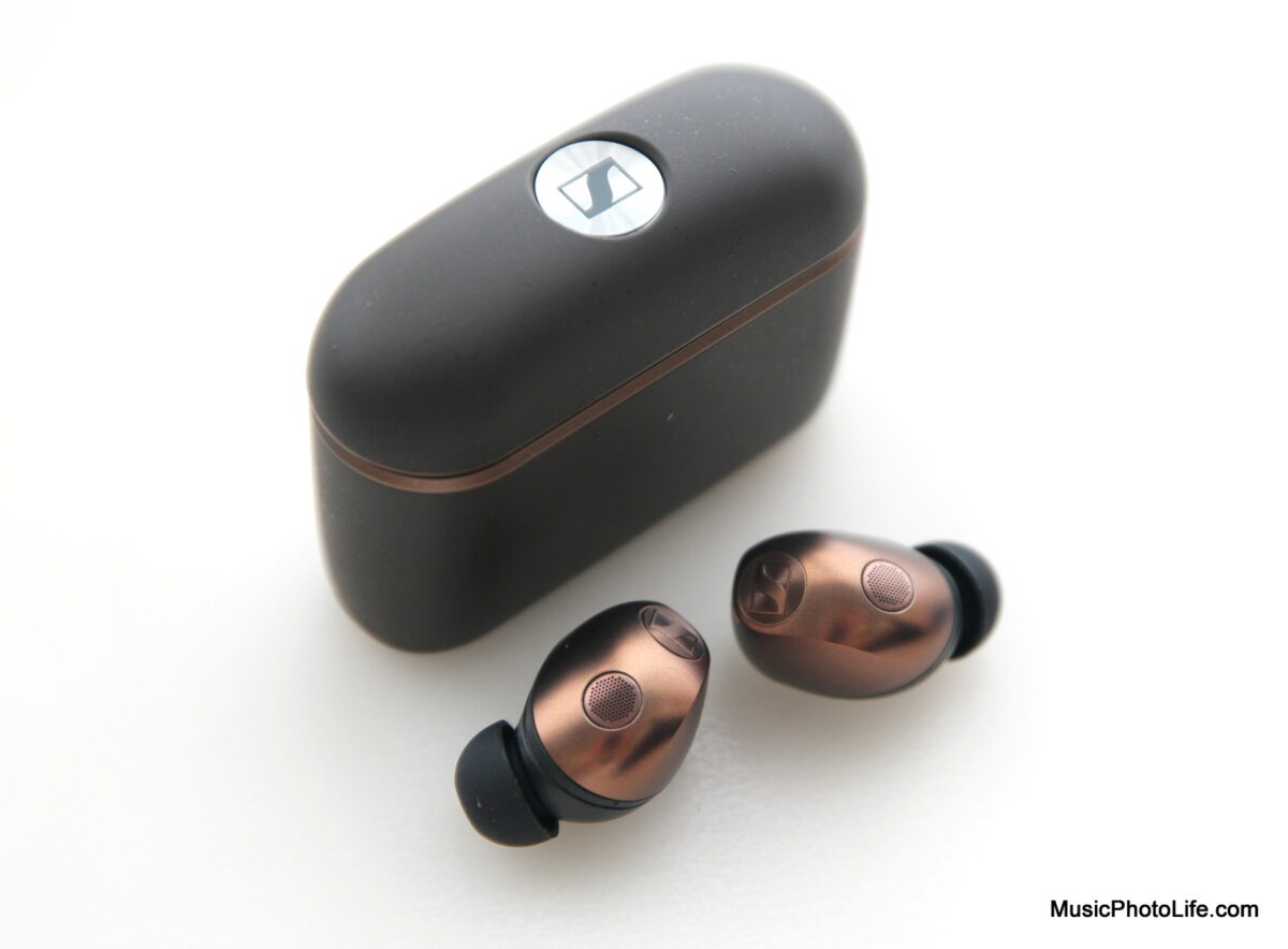 Sennheiseser MOMENTUM True Wireless 5 - case and earbuds